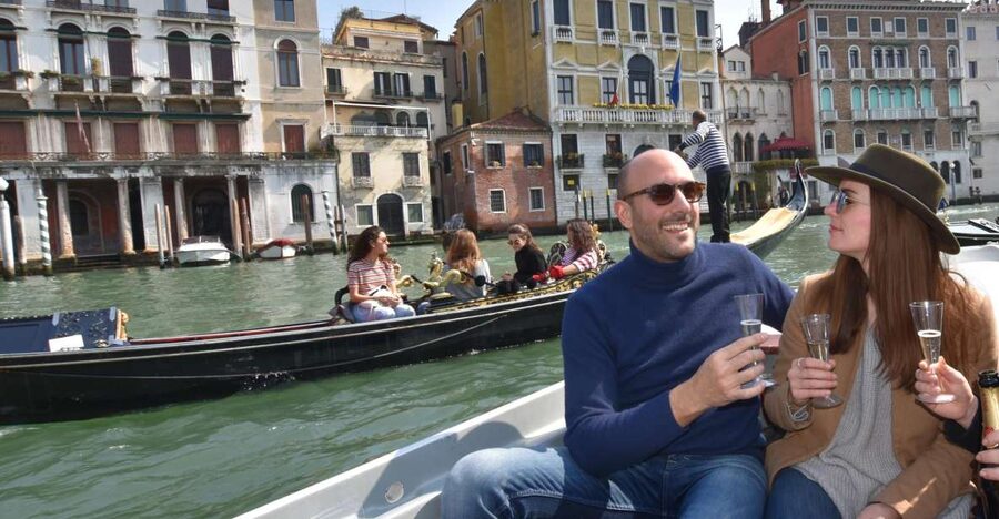Venice: Venetian Aperitif on the Lagoon - The Venetian aperitivo in action: wine, snacks, and what you should plan