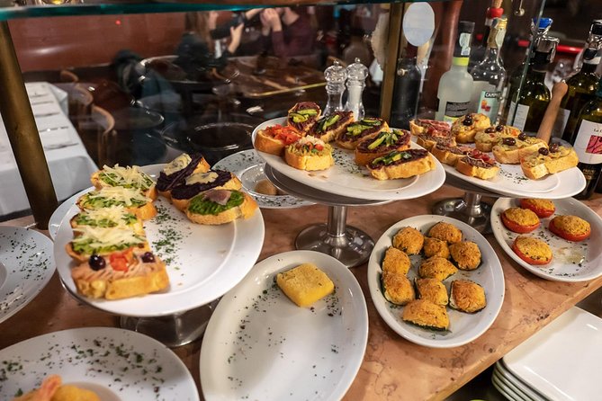 Venice: Venetian Style Carnival Pub Crawl - Mercati di Rialto tasting hour: ombra, cicchetti, and spritz at the final bar
