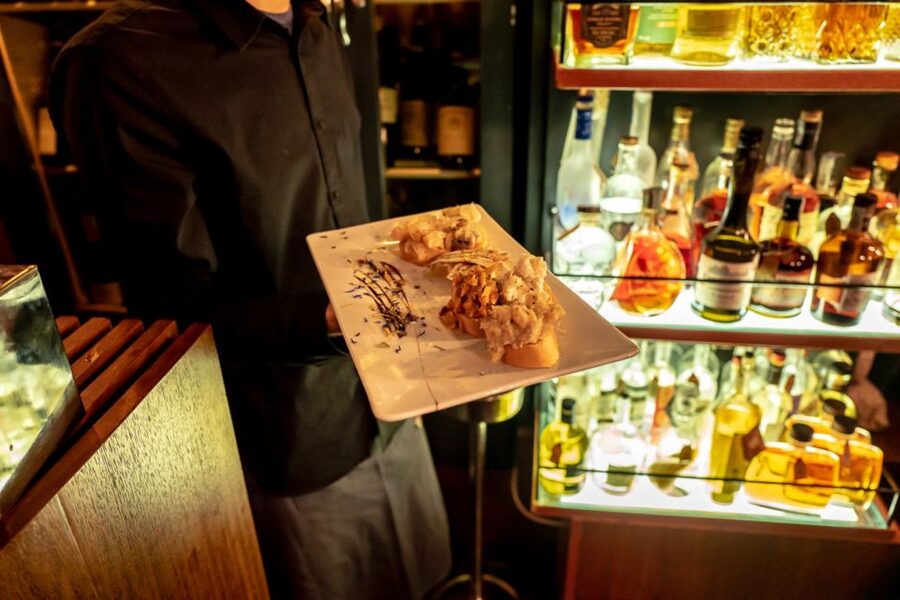 Venice: Venetian Style Carnival Pub Crawl - Who this carnival pub crawl is best for