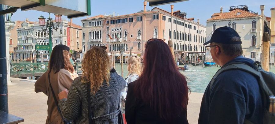 Venice: Walking Guided Tour of the City Must-See Sites - San Polo: the neighborhood stop that helps you navigate