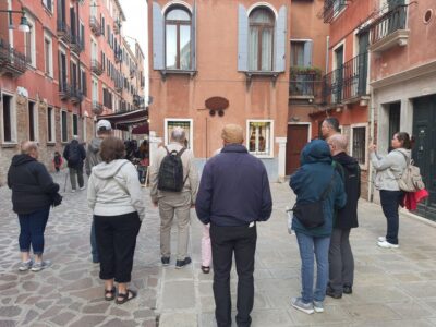 Walking Guided Tour of the City Must-See Sites