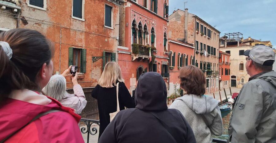 Venice: Walking Guided Tour of the City Must-See Sites - Small-group English tours: what you are really paying for