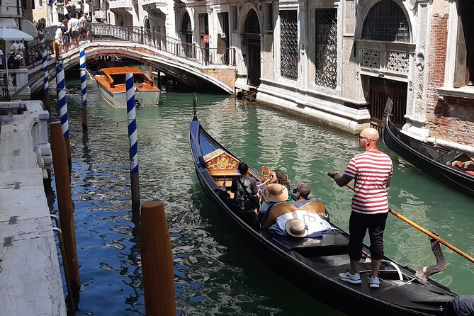 Venice Walking Tour: Jewish Ghetto, Rialto & Doge's Palace - Rialto Bridge and the market stops you from being sighted out