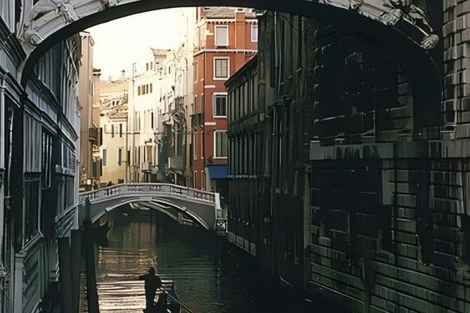 Venice Walking Tour: Jewish Ghetto, Rialto & Doge's Palace - Bridge of Sighs, the last look before the cells