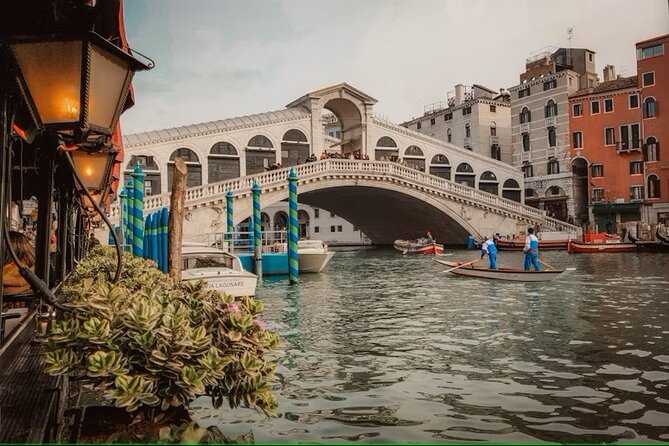 Venice Walking Tour: Jewish Ghetto, Rialto & Doge's Palace - Spanish Synagogue, what you notice inside