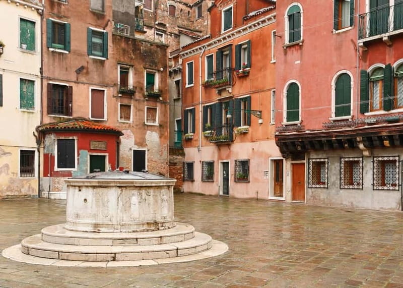 Venice: Winter Walking Tour & Romantic Gondola Ride Upgrade - Gondola upgrade, 30 minutes on shared canals with seats assigned