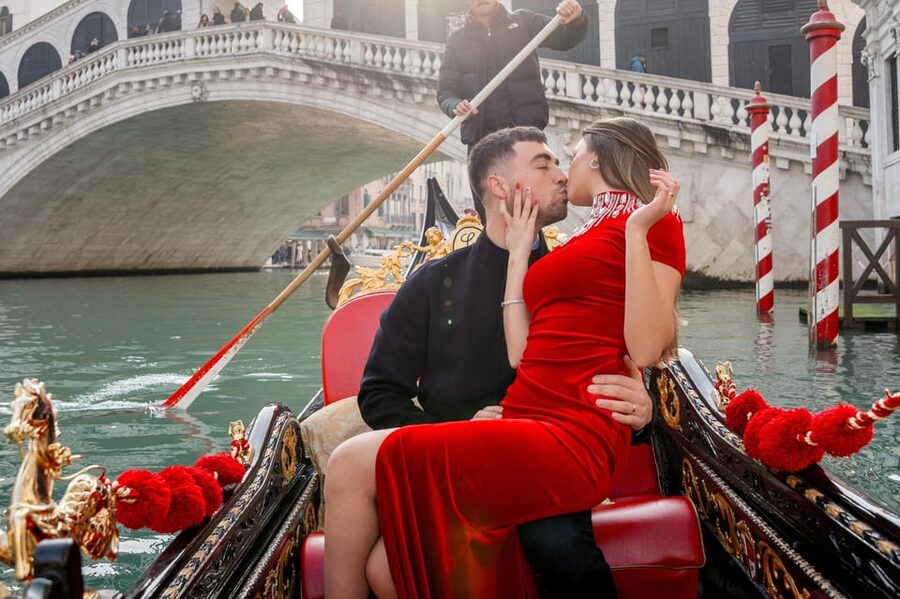 Venice With Professional Photographer - The Rialto walk: street photography frames plus local context
