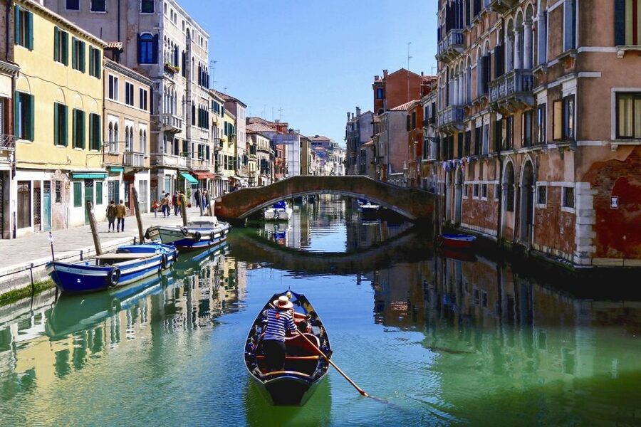 Walking Tour with optional motor boat Ride - Crossing Rialto Bridge and Strolling the Market Zone