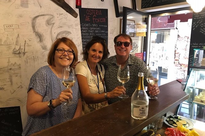 Wine & Food tasting in Venice with a Sommelier - Entering the Scene at Ponte di Rialto