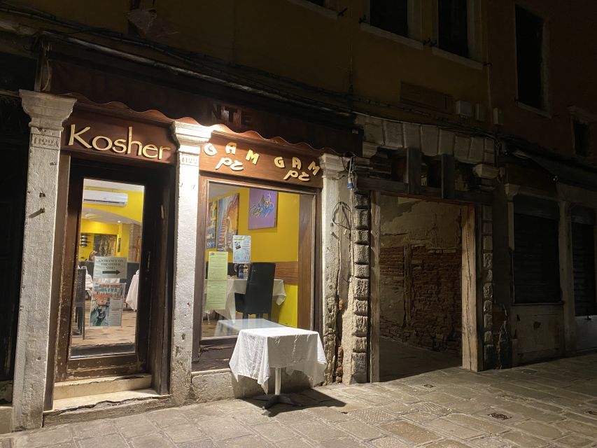 Your evening in Venice - Legends&Ghosts&Aperitif - Venice craftsmanship at street level: a gondola factory stop